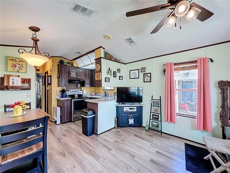 待售: $123,500 (1 贝兹, 2 浴室, 792 平方英尺)