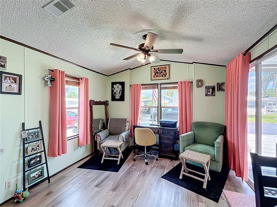 待售: $123,500 (1 贝兹, 2 浴室, 792 平方英尺)