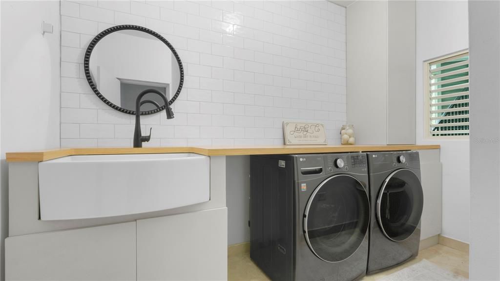 En Venta: $1,300,000 (4 camas, 3 baños, 3800 Pies cuadrados)