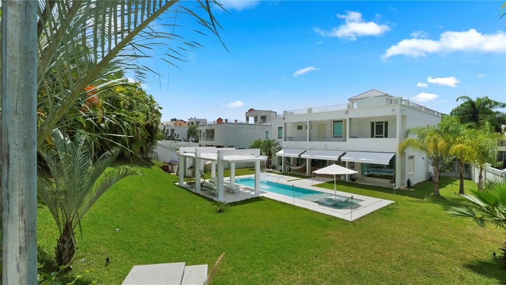 En Venta: $1,300,000 (4 camas, 3 baños, 3800 Pies cuadrados)