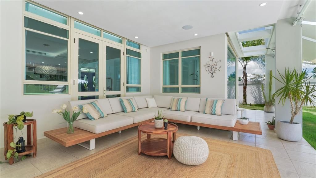 En Venta: $1,300,000 (4 camas, 3 baños, 3800 Pies cuadrados)