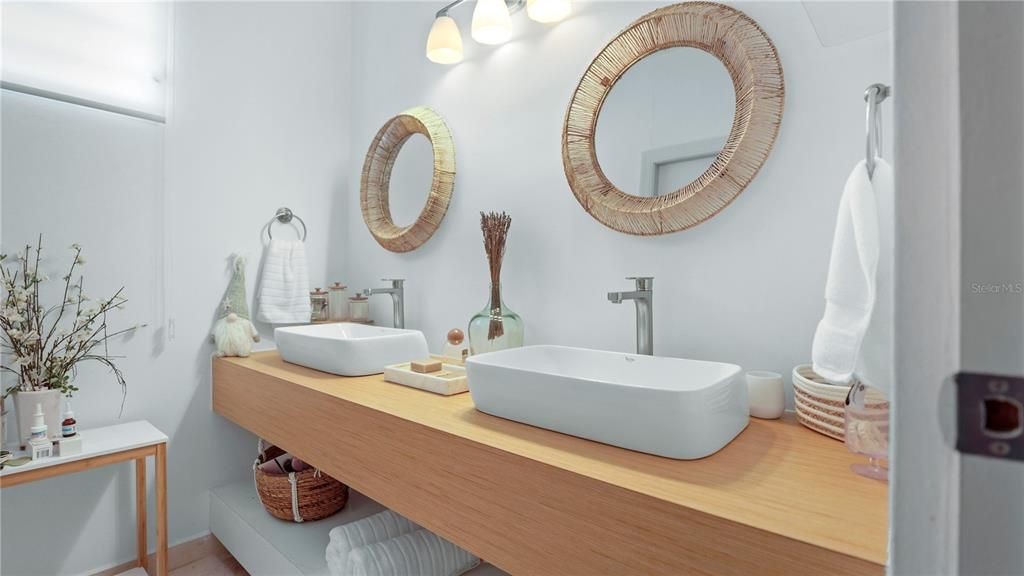 En Venta: $1,300,000 (4 camas, 3 baños, 3800 Pies cuadrados)