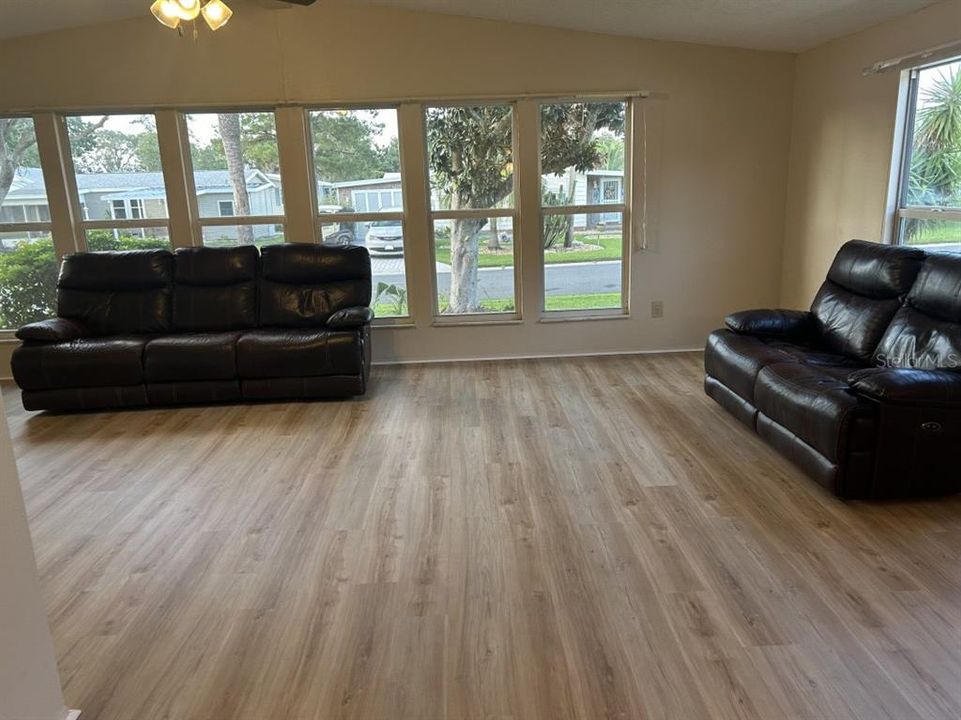 Active With Contract: $204,900 (2 beds, 2 baths, 1332 Square Feet)