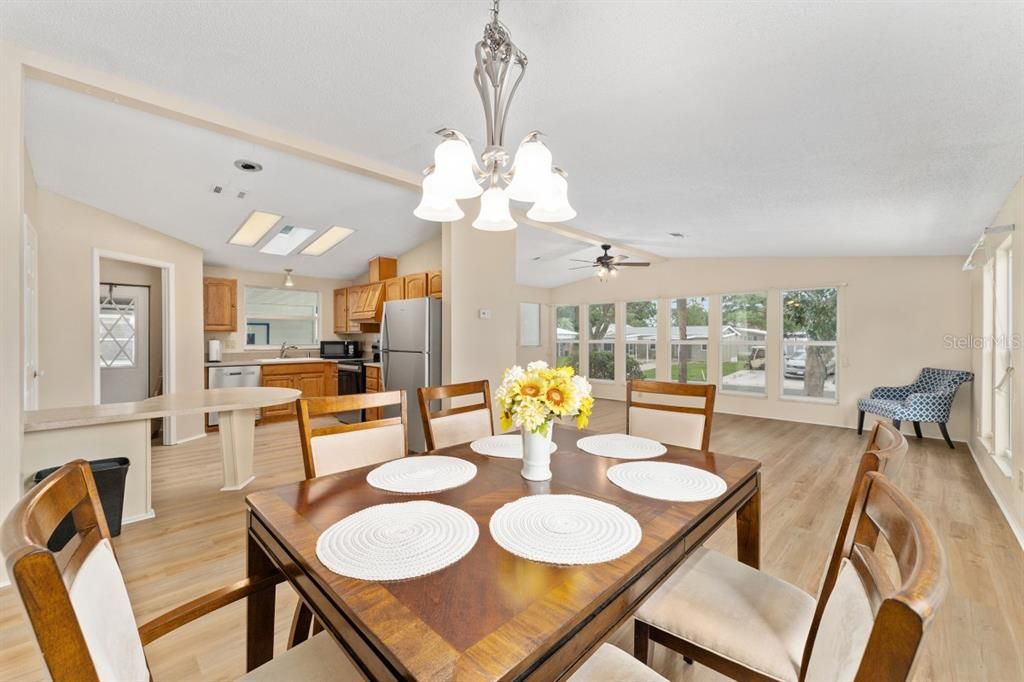 Active With Contract: $204,900 (2 beds, 2 baths, 1332 Square Feet)