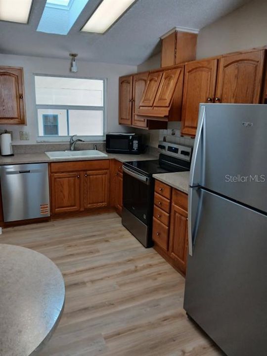 Active With Contract: $204,900 (2 beds, 2 baths, 1332 Square Feet)
