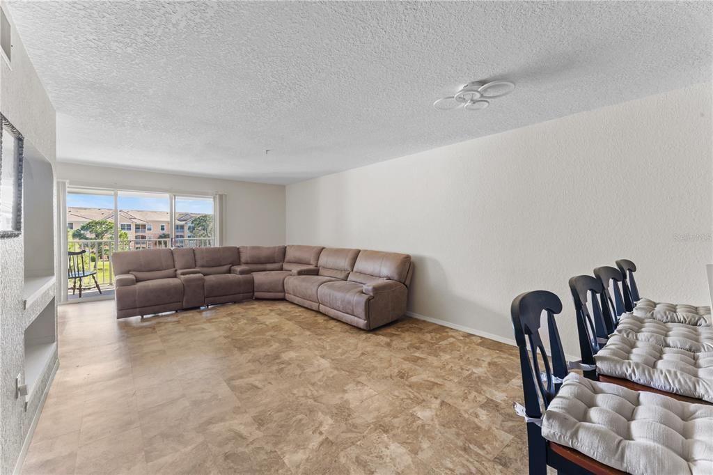 На продажу: $210,000 (2 спален, 2 ванн, 1160 Квадратных фут)