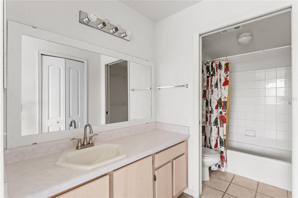 На продажу: $210,000 (2 спален, 2 ванн, 1160 Квадратных фут)