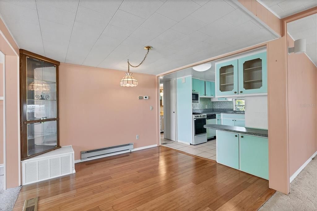 Active With Contract: $150,000 (2 beds, 2 baths, 963 Square Feet)