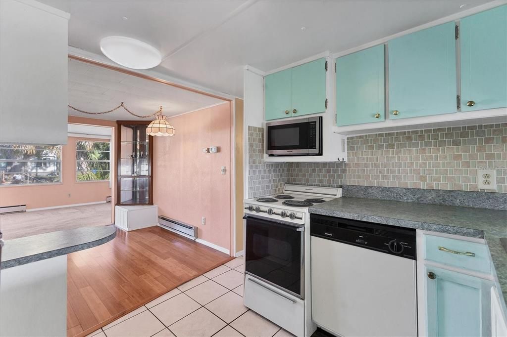 Active With Contract: $150,000 (2 beds, 2 baths, 963 Square Feet)