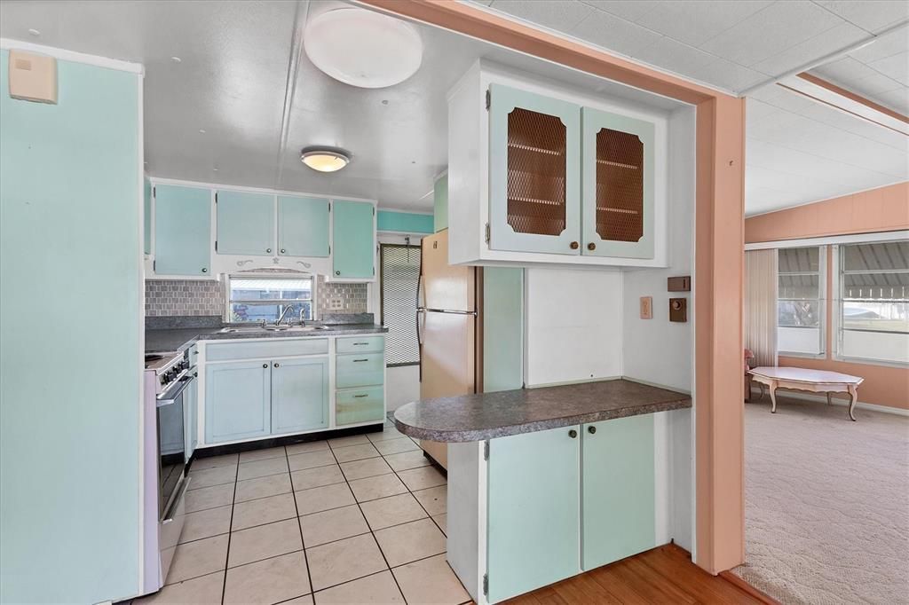 Active With Contract: $150,000 (2 beds, 2 baths, 963 Square Feet)