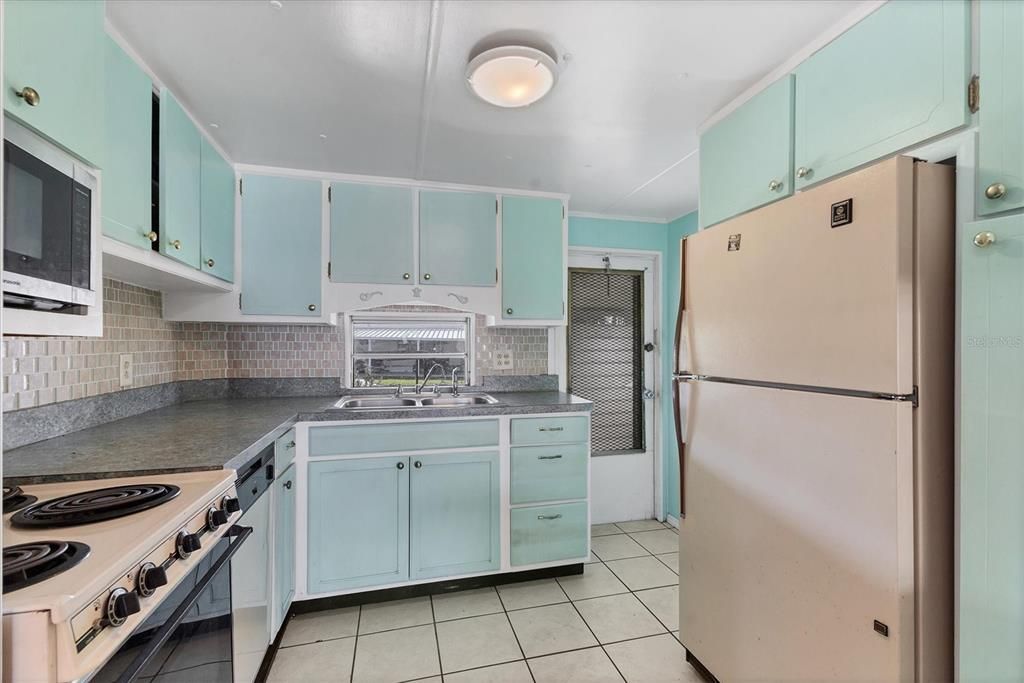 Active With Contract: $150,000 (2 beds, 2 baths, 963 Square Feet)