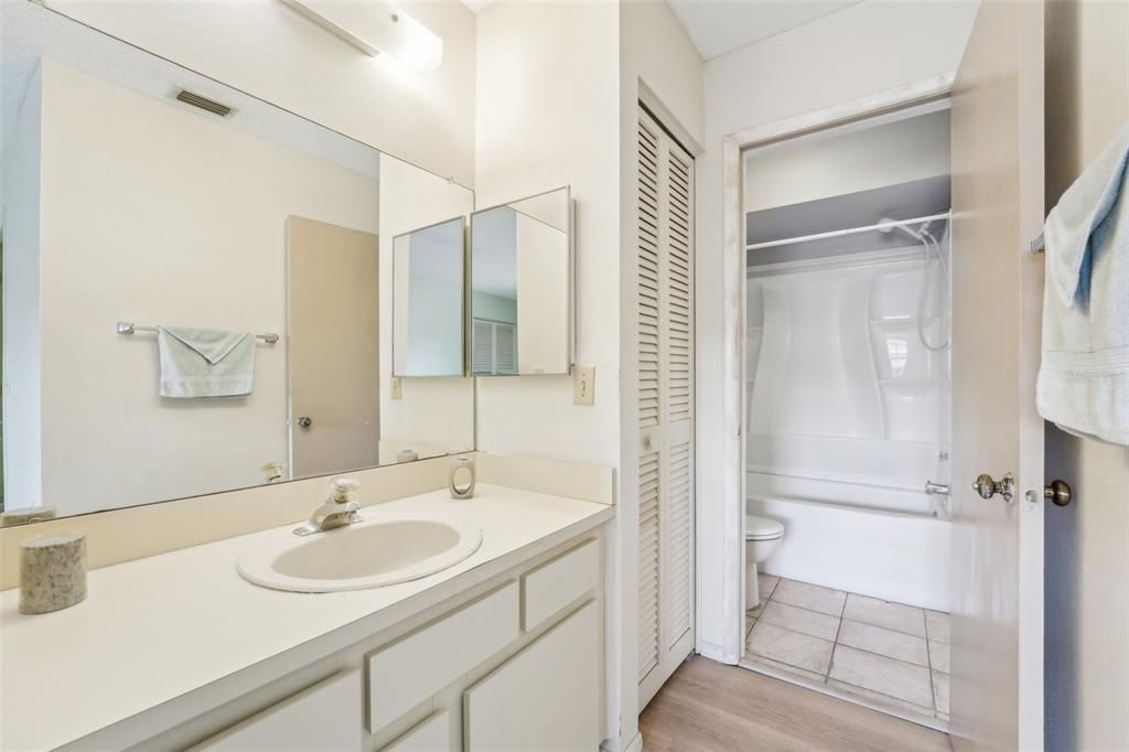 На продажу: $154,900 (2 спален, 1 ванн, 1190 Квадратных фут)