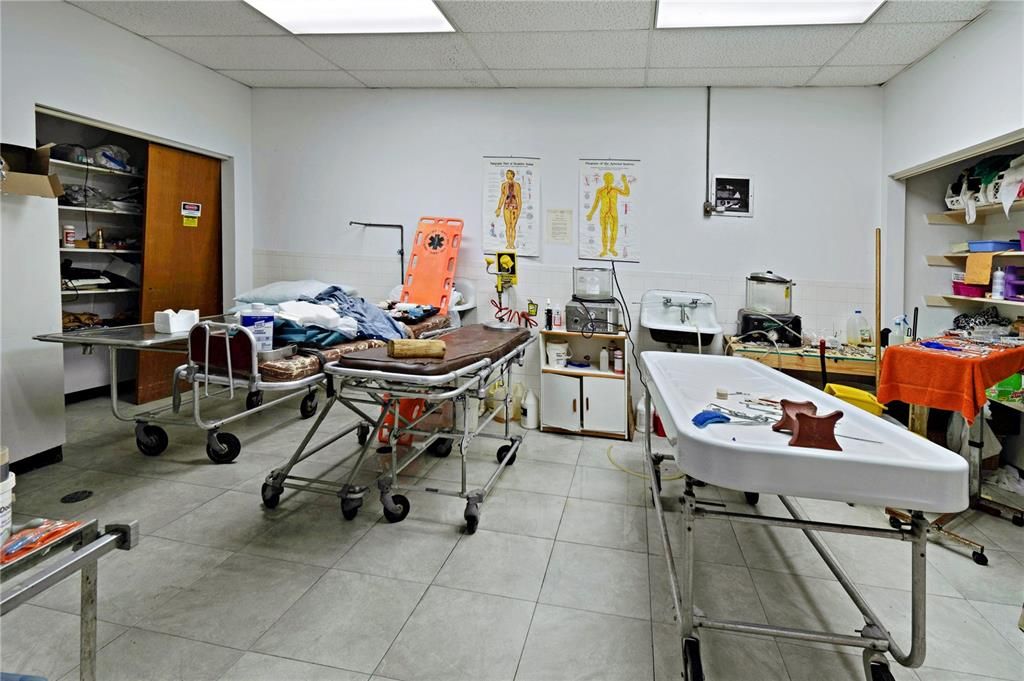 合同活跃: $700,000 (0 贝兹, 0 浴室, 4401 平方英尺)