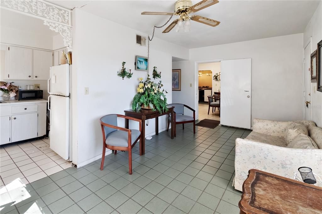 合同活跃: $700,000 (0 贝兹, 0 浴室, 4401 平方英尺)