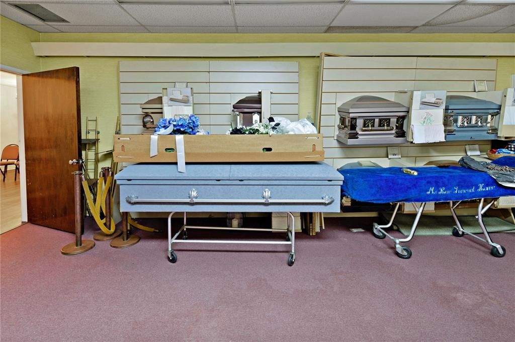 合同活跃: $700,000 (0 贝兹, 0 浴室, 4401 平方英尺)