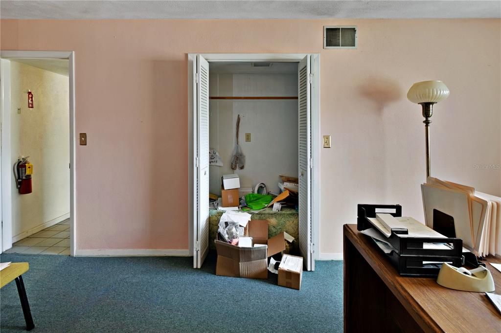 合同活跃: $700,000 (0 贝兹, 0 浴室, 4401 平方英尺)