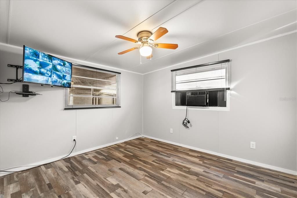 For Sale: $118,000 (2 beds, 1 baths, 792 Square Feet)