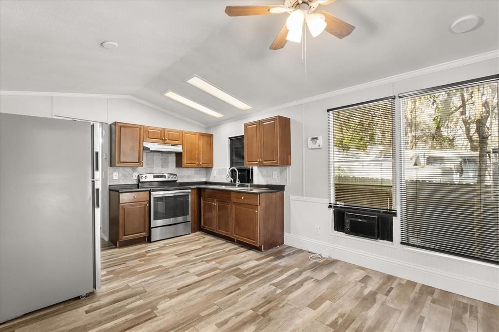 For Sale: $118,000 (2 beds, 1 baths, 792 Square Feet)