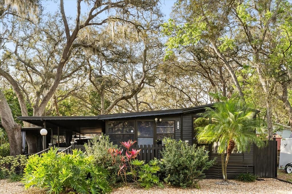 For Sale: $118,000 (2 beds, 1 baths, 792 Square Feet)