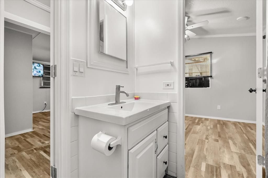 For Sale: $118,000 (2 beds, 1 baths, 792 Square Feet)