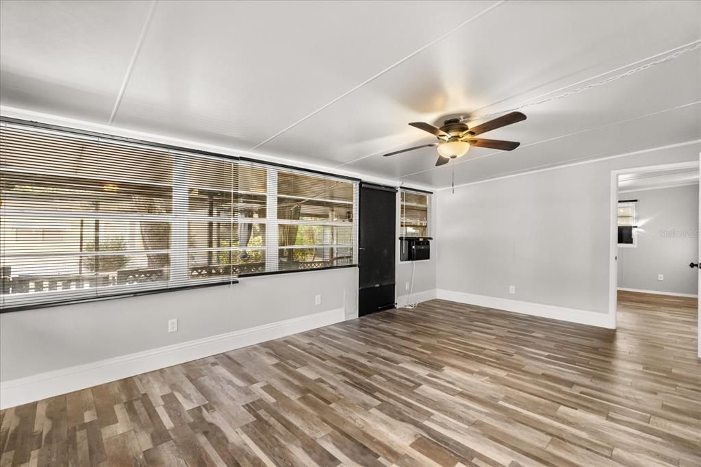 For Sale: $118,000 (2 beds, 1 baths, 792 Square Feet)