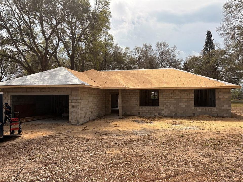 Activo con contrato: $395,000 (4 camas, 2 baños, 1800 Pies cuadrados)