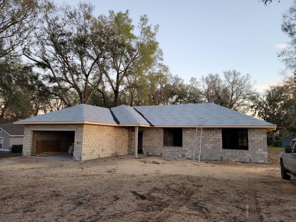 Activo con contrato: $395,000 (4 camas, 2 baños, 1800 Pies cuadrados)