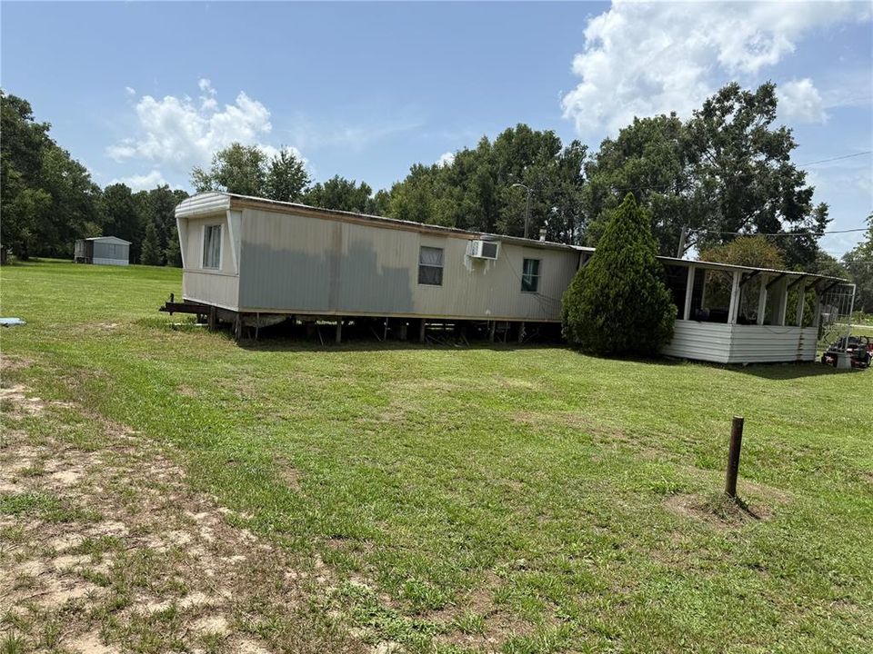 For Sale: $137,000 (2 beds, 1 baths, 840 Square Feet)