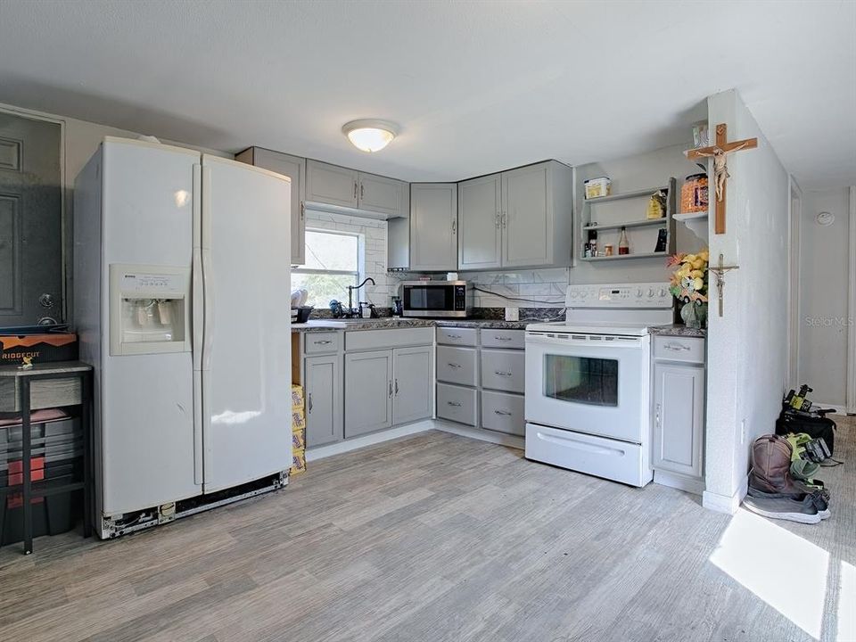 For Sale: $137,000 (2 beds, 1 baths, 840 Square Feet)