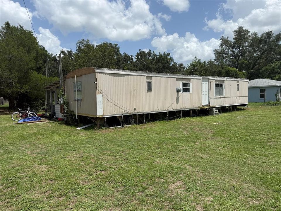 For Sale: $137,000 (2 beds, 1 baths, 840 Square Feet)