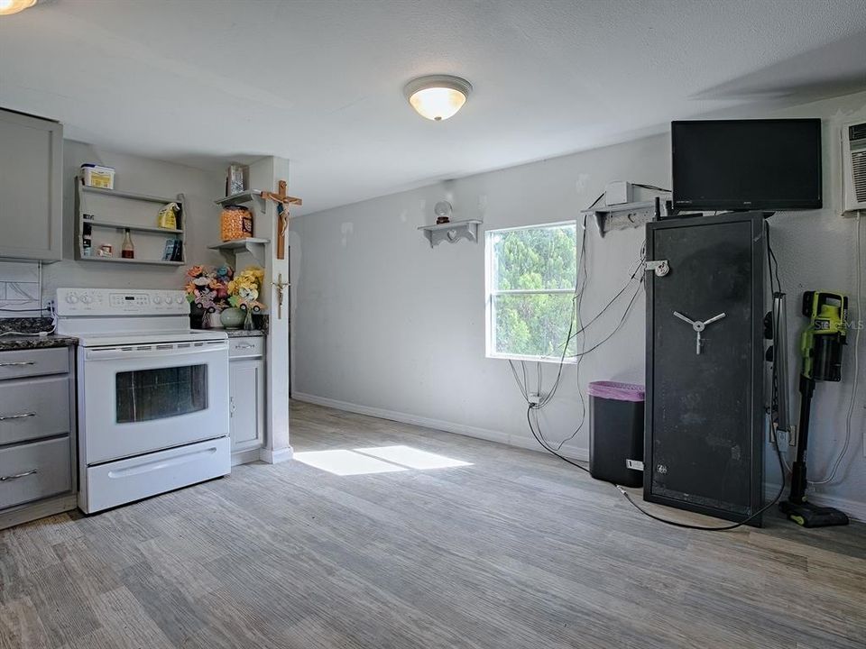 For Sale: $137,000 (2 beds, 1 baths, 840 Square Feet)