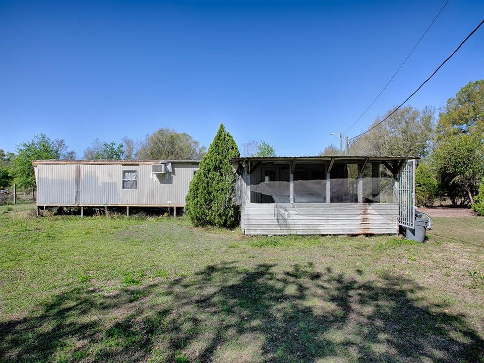 For Sale: $137,000 (2 beds, 1 baths, 840 Square Feet)