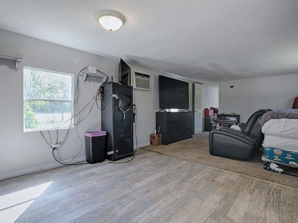 For Sale: $137,000 (2 beds, 1 baths, 840 Square Feet)