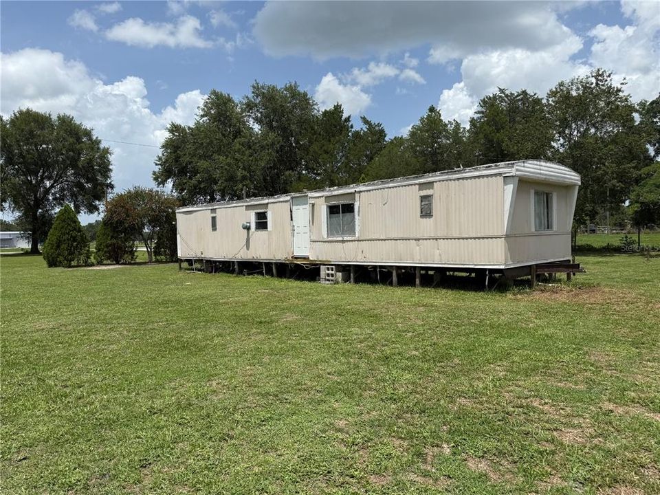 For Sale: $137,000 (2 beds, 1 baths, 840 Square Feet)