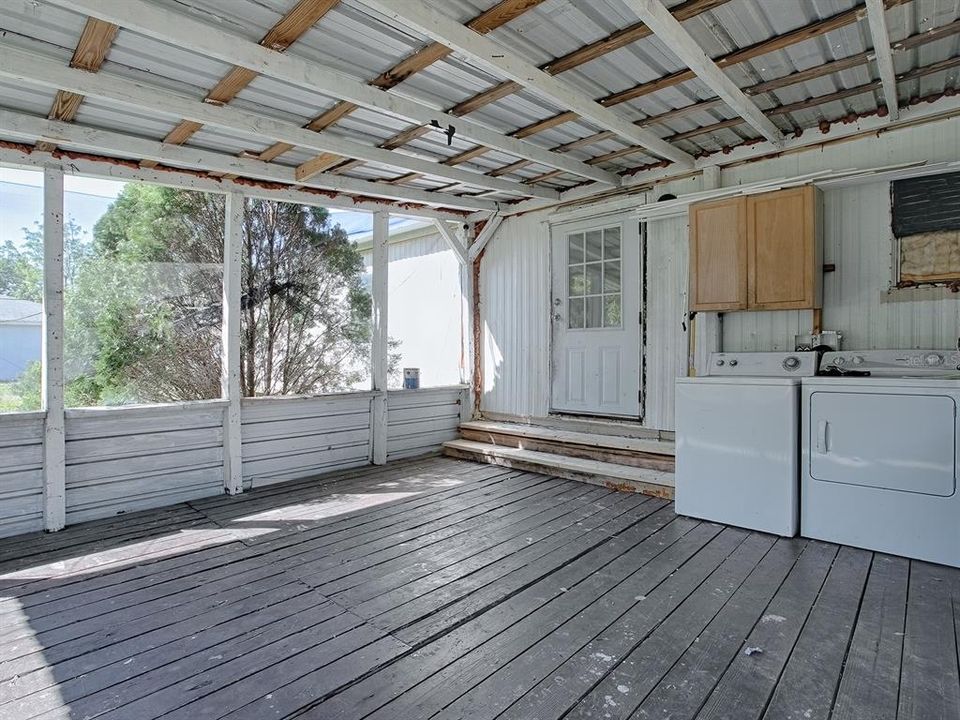 For Sale: $137,000 (2 beds, 1 baths, 840 Square Feet)