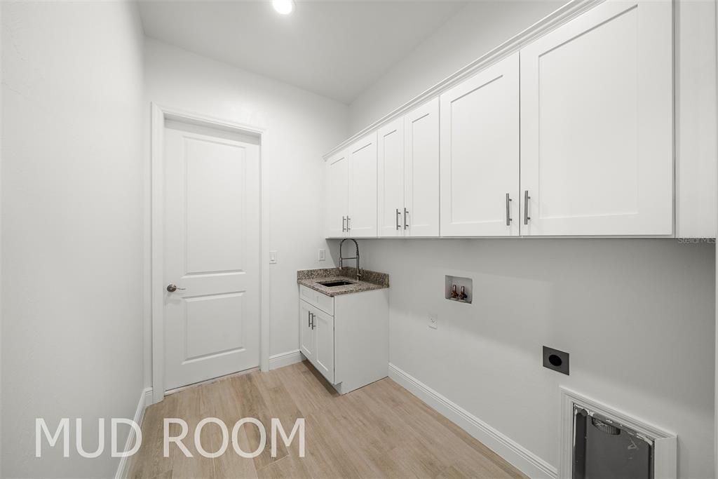 На продажу: $399,900 (4 спален, 2 ванн, 1853 Квадратных фут)