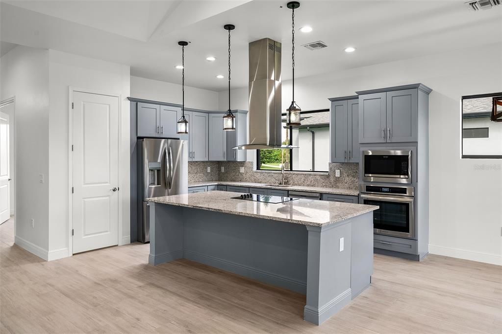 На продажу: $399,900 (4 спален, 2 ванн, 1853 Квадратных фут)