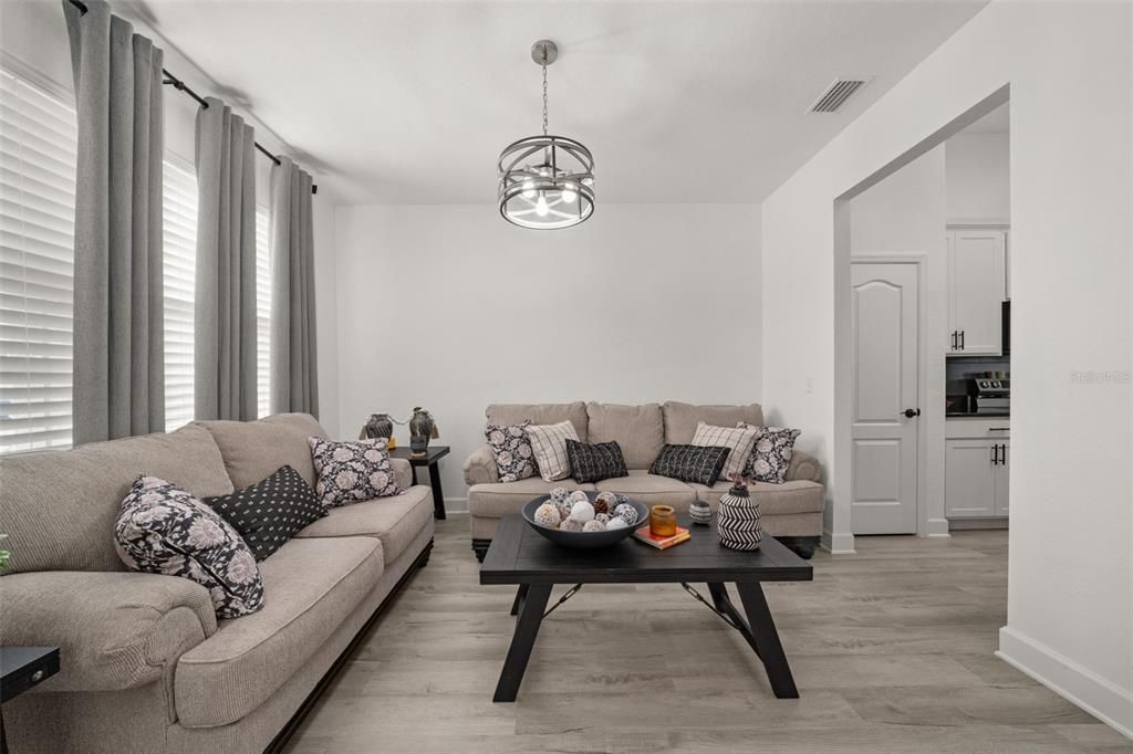 На продажу: $559,999 (4 спален, 2 ванн, 2427 Квадратных фут)