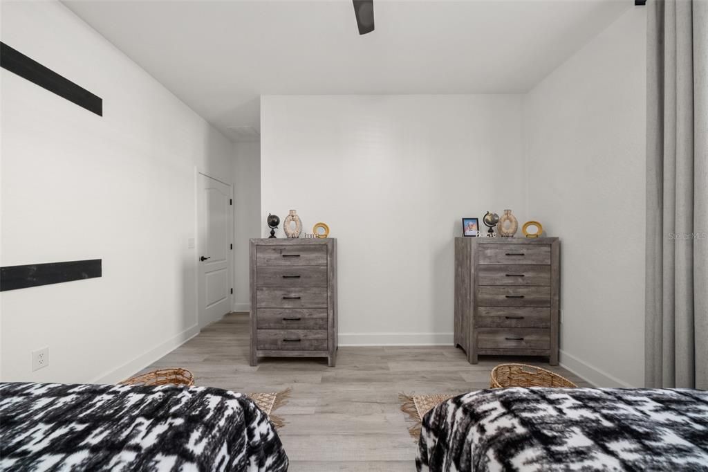 На продажу: $559,999 (4 спален, 2 ванн, 2427 Квадратных фут)