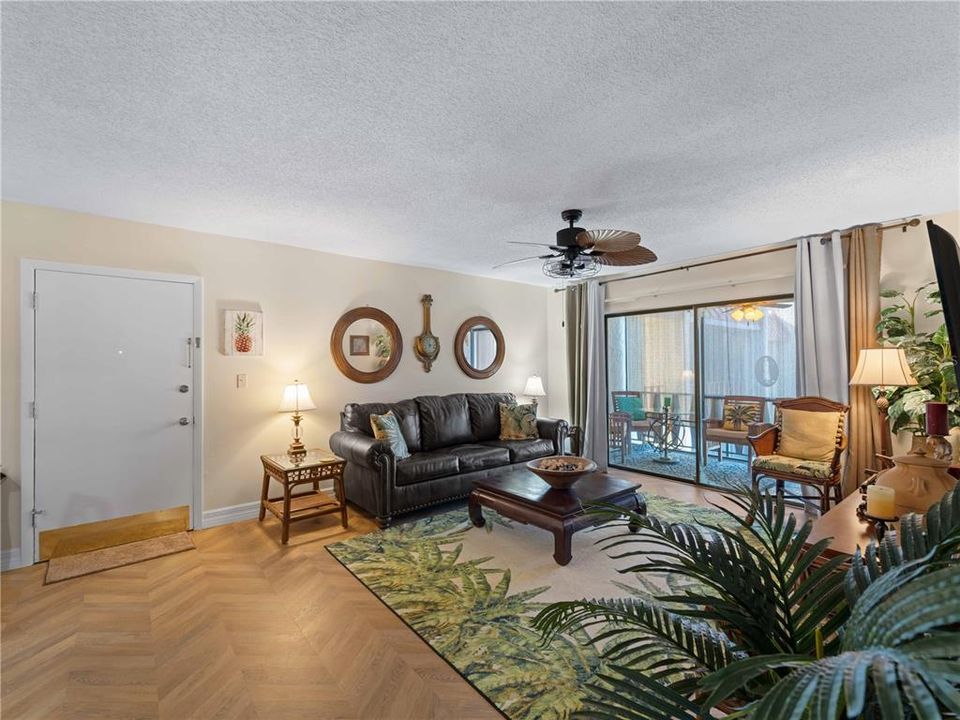 For Sale: $174,900 (1 beds, 1 baths, 780 Square Feet)