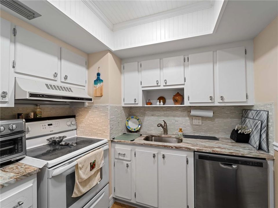 For Sale: $174,900 (1 beds, 1 baths, 780 Square Feet)