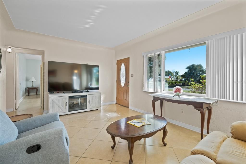 待售: $419,900 (2 贝兹, 2 浴室, 1047 平方英尺)