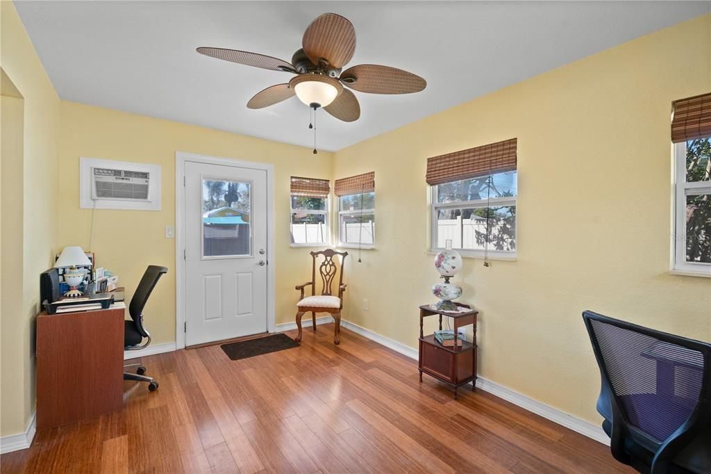 待售: $419,900 (2 贝兹, 2 浴室, 1047 平方英尺)