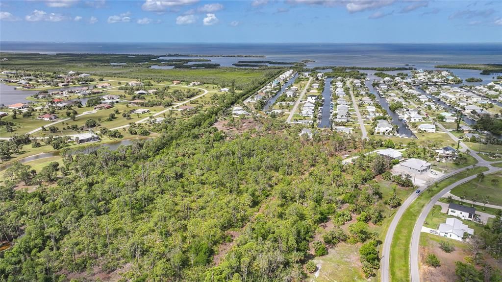 На продажу: $449,000 (2.11 acres)