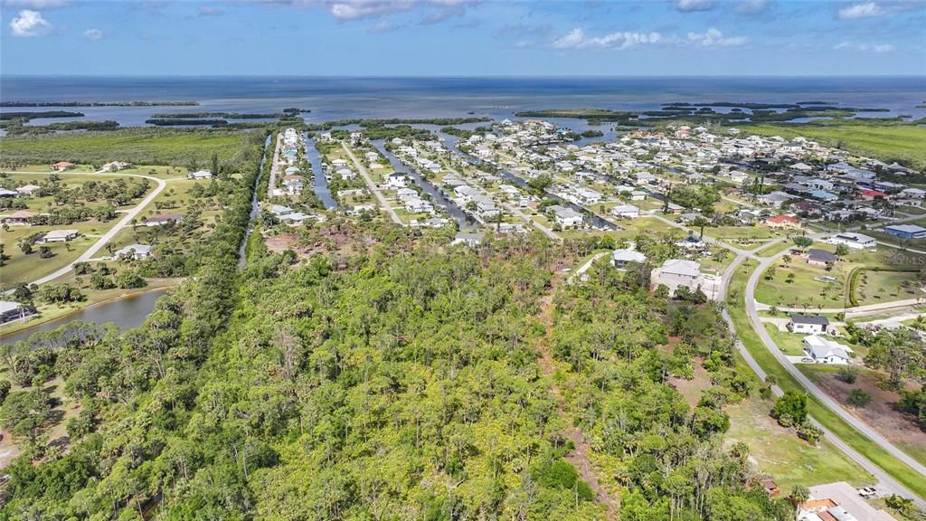 На продажу: $449,000 (2.11 acres)