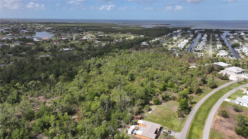 На продажу: $449,000 (2.11 acres)