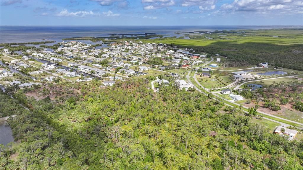 На продажу: $449,000 (2.11 acres)