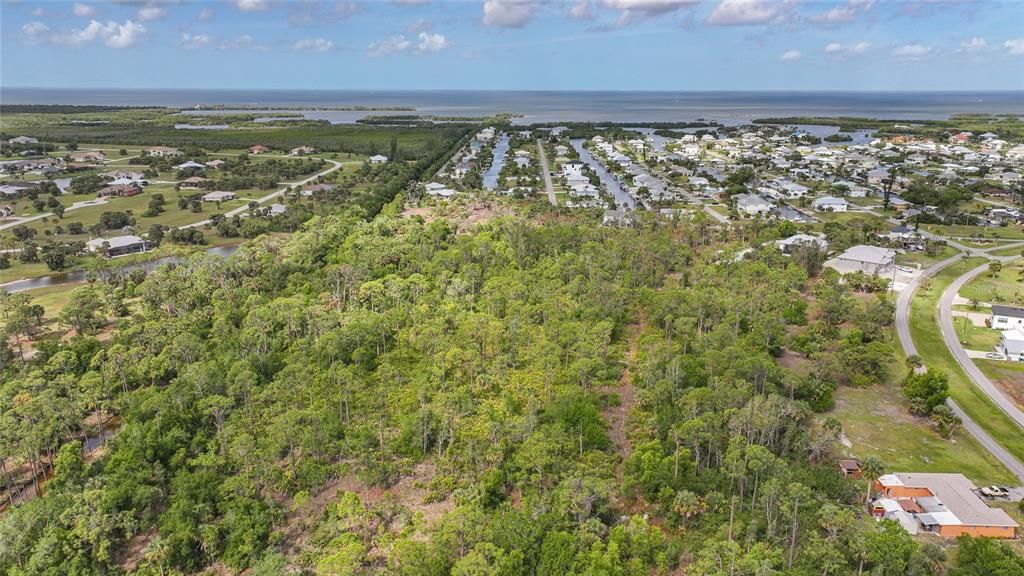На продажу: $449,000 (2.11 acres)