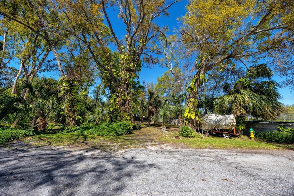 На продажу: $99,000 (0.19 acres)