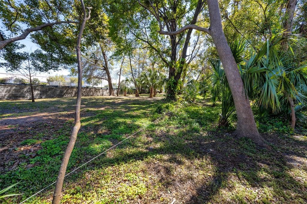 На продажу: $99,000 (0.19 acres)